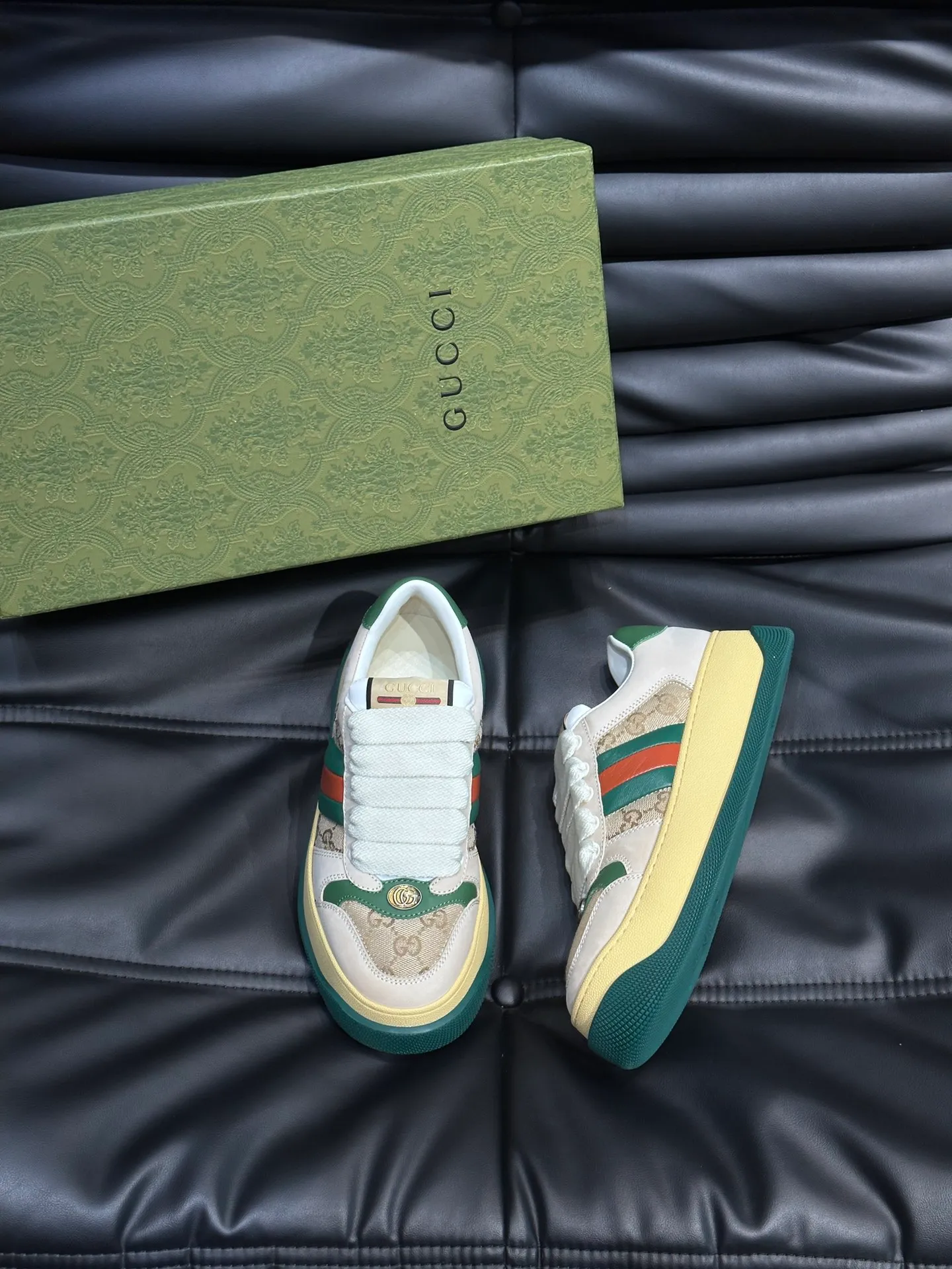 Men's men's shoes 💰p500 "GUCC*" Screener series 👫 Couple style GG thick-soled sneakers, the Screener series is inspired by the classic sneakers of the 1970s, cleverly incorporating the retro Gucci logo, two-color waterproof platform soles, and 5CM thick soles to enhance the aura, conveying the new design concept that a single product should be permanently accompanied by the passage of time, creating a retro distressed effect, decorated with metallic double G oval enamel details! High-quality, versatile classic items, highly recommended. Size female 35-39, male 38-44